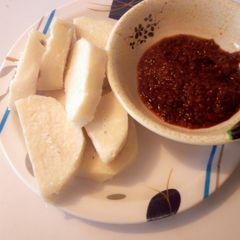 A picture of White yam and tomatoes stew.