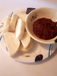 A picture of White yam and tomatoes stew.