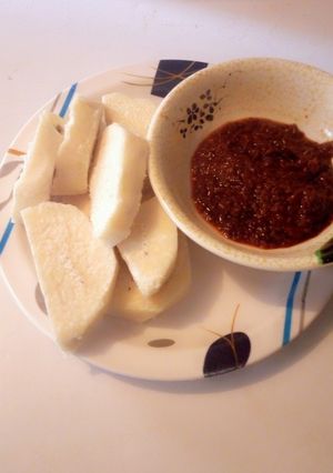 A picture of White yam and tomatoes stew.