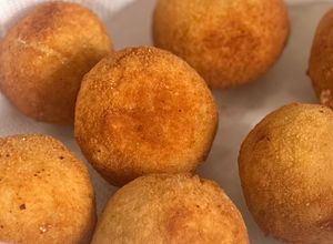 Una foto de Croquetas de Arroz, Polenta y Queso 🤍💛