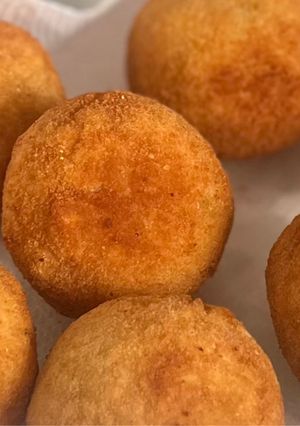 Una foto de Croquetas de Arroz, Polenta y Queso 🤍💛