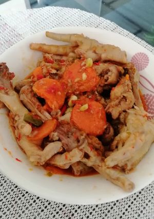 Una foto de Patas de pollo guisadas
