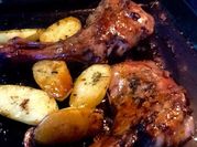 Una foto de cabrito al horno con patatas