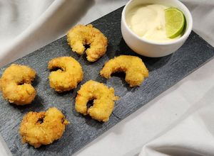 Una foto de 🦐🍋‍🟩Langostinos rebozados en panko 🦐Con mayonesa alimonada 🍋‍🟩🦐