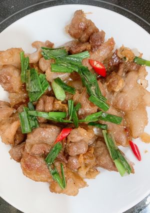 Hình của món Thịt Ba chỉ rang cháy cạnh.