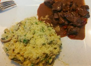 Una foto de Risotto de hongos y carne al vino tinto
