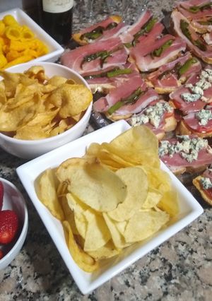 Una foto de Bruschettas de jamón crudo, aceite de oliva, pimiento y Roquefort