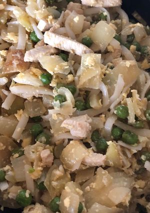 A picture of Chicken & Peas Stir Fry, in Basil Oil.