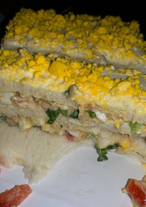 Una foto de Pastel salado de pan de molde