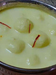 அங்கூர் ரசமலாய் (Aangur Rasamalai Recipe in Tamil) செய்முறை முக்கிய புகைப்படம்