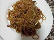 Una foto de tallarines con salsa de soja