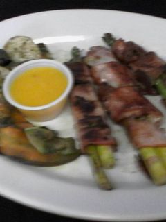 Una foto de Espárragos envueltos a la parrilla