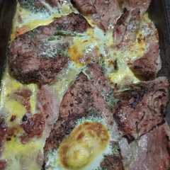Una foto de Churrasco de cerdo al horno con puré