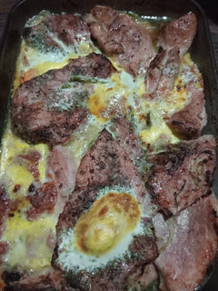 Una foto de Churrasco de cerdo al horno con puré