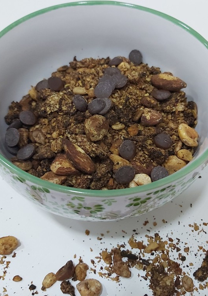 Una foto de Granola al cacao, con pepitas de chocolate