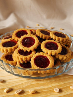 Una foto de 😍Galletitas de mantequilla de maní con jalea de frambuesa - Peanut butter & jelly cookies😍