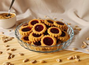 Una foto de 😍Galletitas de mantequilla de maní con jalea de frambuesa - Peanut butter & jelly cookies😍