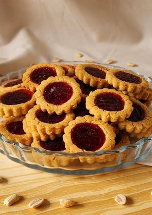 Una foto de 😍Galletitas de mantequilla de maní con jalea de frambuesa - Peanut butter & jelly cookies😍