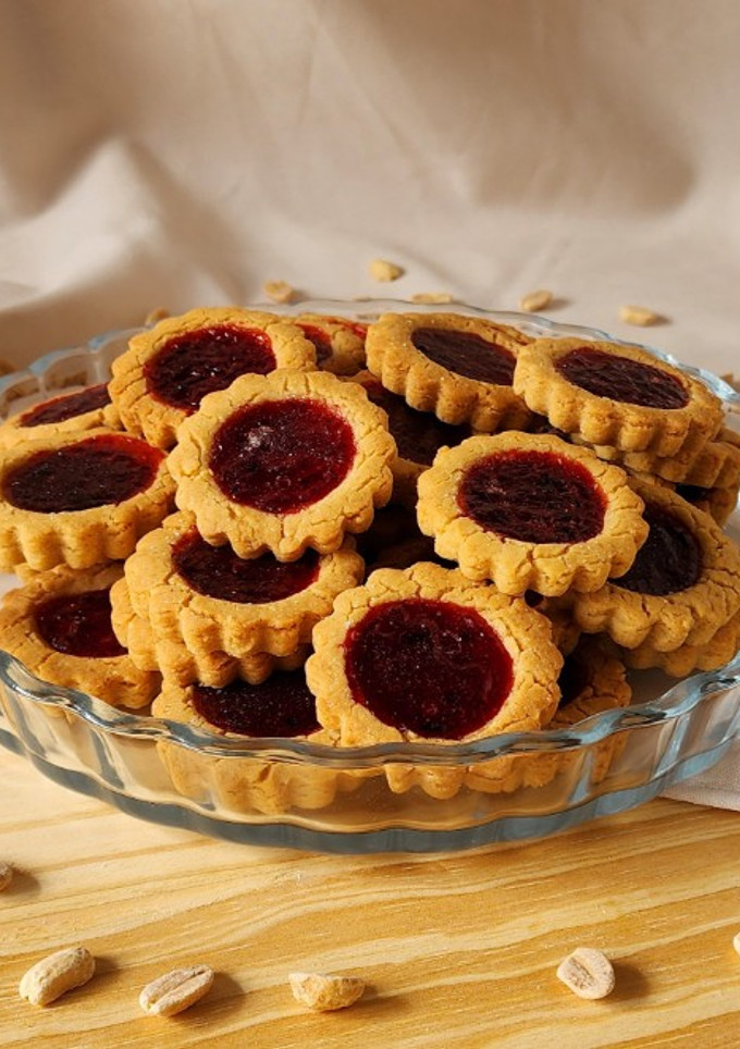 Una foto de 😍Galletitas de mantequilla de maní con jalea de frambuesa - Peanut butter & jelly cookies😍