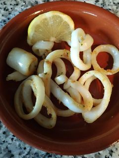 Una foto de Anillas de calamar a la plancha