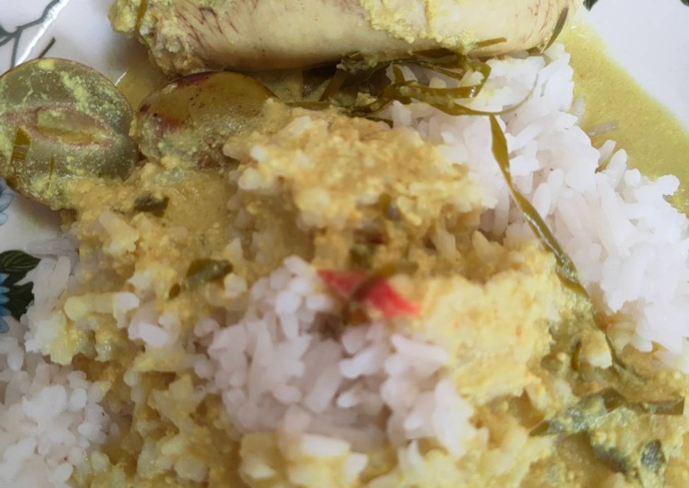 Telur tenggiri rebus berwarna putih