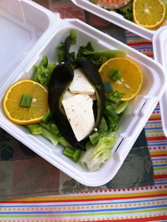 Una foto de Chile relleno con queso Panela y ensalada