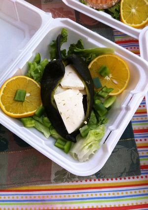 Una foto de Chile relleno con queso Panela y ensalada 