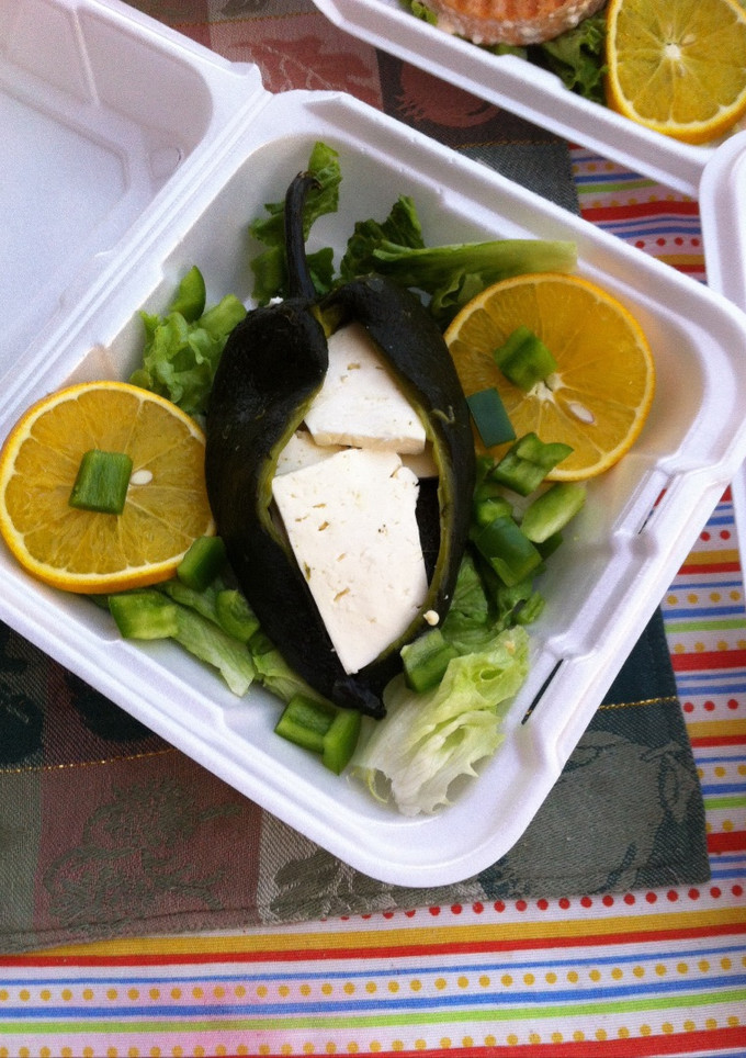 Una foto de Chile relleno con queso Panela y ensalada 