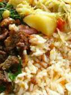 A picture of Boiled Rice with Fried Beef and Vegetables.