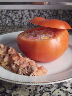 Una foto de Tomates rellenos de arroz y maíz