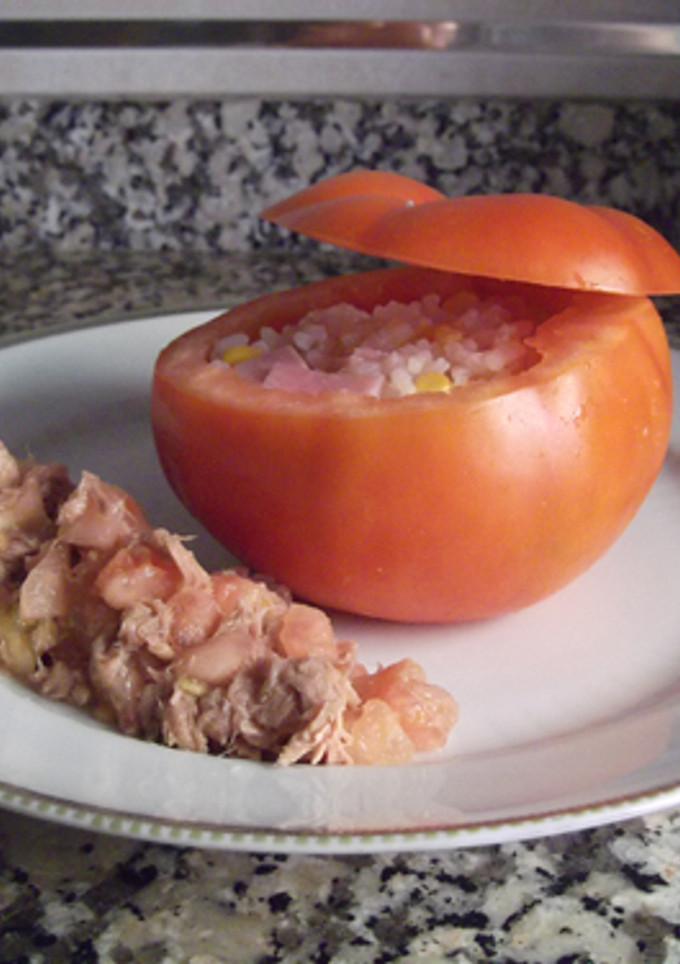 Una foto de Tomates rellenos de arroz y maíz