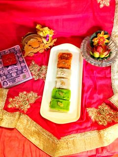 ট্রাই কালার সুজি সন্দেশ(Tri Colour Sooji Sondesh Recipe in Bengali) রেসিপির প্রধান ছবি