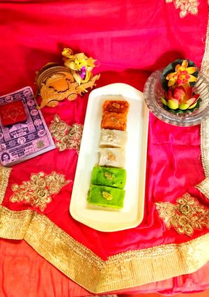 ট্রাই কালার সুজি সন্দেশ(Tri Colour Sooji Sondesh Recipe in Bengali) রেসিপির প্রধান ছবি