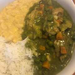 A picture of Seco de pollo con frejoles y arroz.