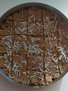 ગુંદર પાક (Gundar Paak Recipe In Gujarati) રેસીપી મુખ્ય ફોટો