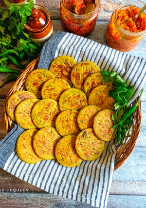 કોથમીર મરચા બિસ્કિટ ભાખરી (Biscuit bhakhri recipe in Gujarati) રેસીપી મુખ્ય ફોટો