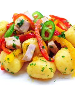 Foto di Gnocchi con filetto di tonno e mini peperoni