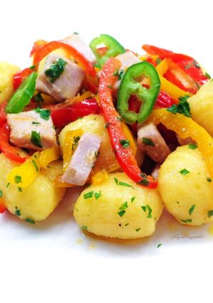 Foto di Gnocchi con filetto di tonno e mini peperoni
