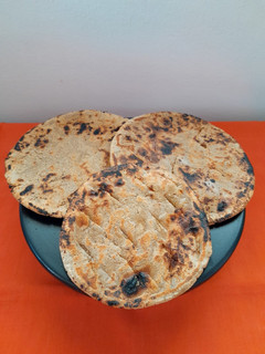 બાજરા ના રોટલા (Bajra Rotla Recipe In Gujarati) રેસીપી મુખ્ય ફોટો