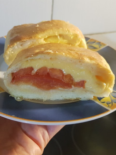 Una foto de Pan relleno caprese