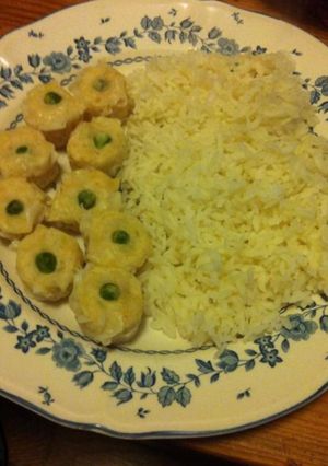 Une photo de Bouchées vapeur aux crevettes et petits pois et leur riz thaï
