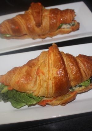 Una foto de Cruasanes con tortilla de wakame