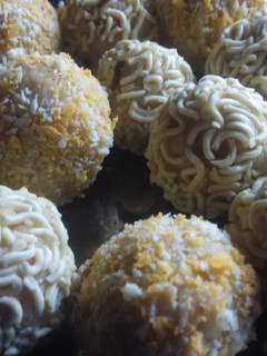Foto resep Bola-bola kriuk || bola-bola indomie || bola-bola nasi || mensiasati nasi lembek