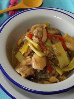 Una foto de Wok de pollo con judías amarillas y pimiento rojo al garam masala