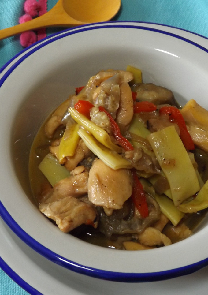 Una foto de Wok de pollo con judías amarillas y pimiento rojo al garam masala