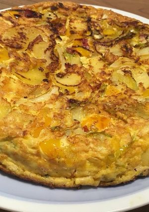 Une photo de Tortilla  aux pommes de terre, oignons, poivrons, magret séché et chorizo