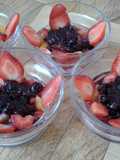 Mix frutal con yogurt natural y salsa de arándanos... aprovechando las sobritas