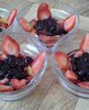 Mix frutal con yogurt natural y salsa de arándanos... aprovechando las sobritas