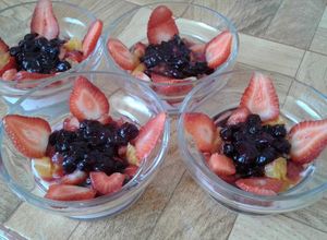 Una foto de Mix frutal con yogurt natural y salsa de arándanos... aprovechando las sobritas