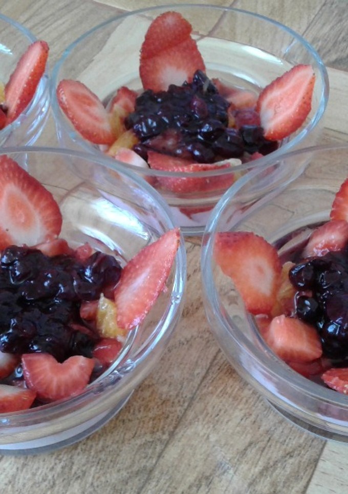 Una foto de Mix frutal con yogurt natural y salsa de arándanos... aprovechando las sobritas